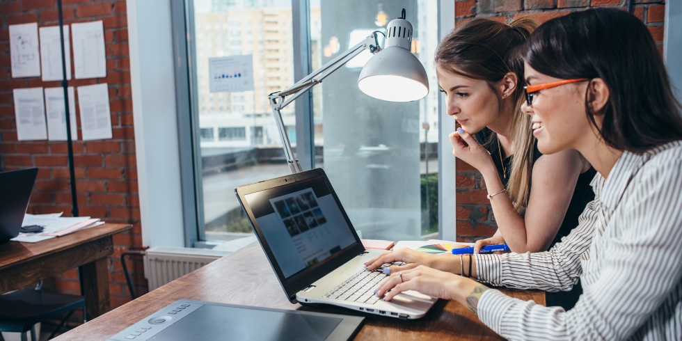 Deux personnes consultant le nouveau site internet de Plurial Home Expert