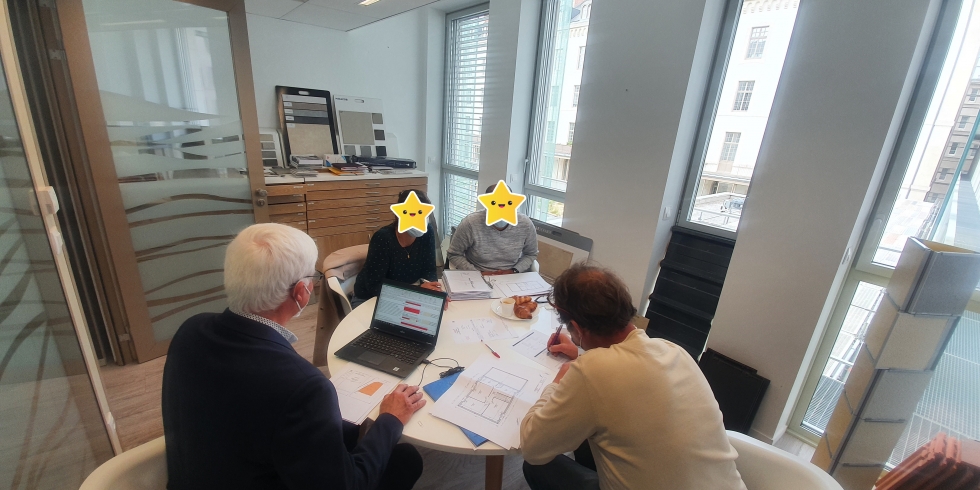 Entretien entre le conducteur de travaux et les clients pour la revue de projet
