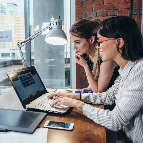 Deux personnes consultant le nouveau site internet de Plurial Home Expert