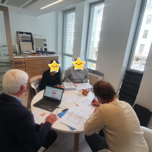 Entretien entre le conducteur de travaux et les clients pour la revue de projet