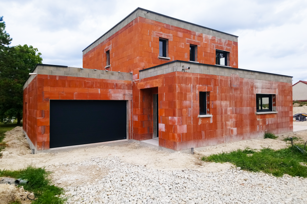 Maison contemporaine en cours de réalisation vue de face