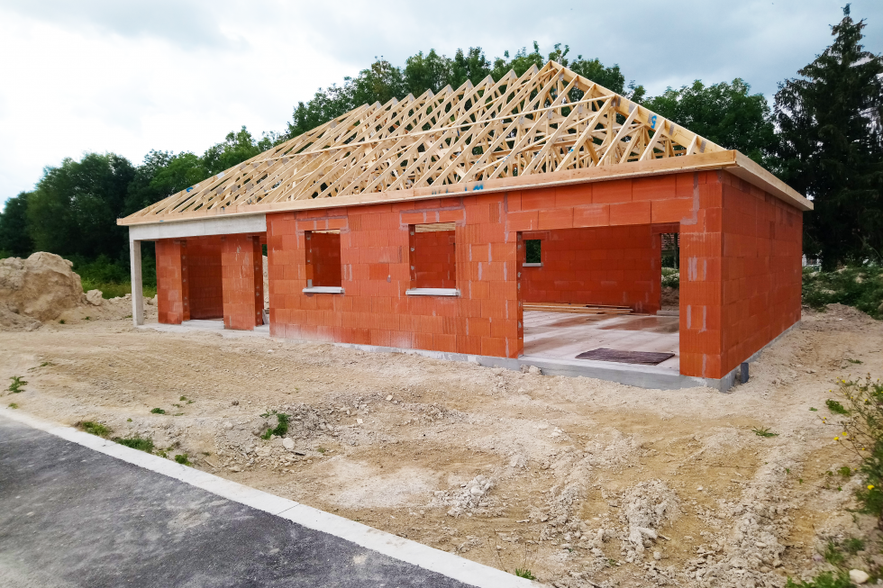 Maison traditionnelle de plain-pied en cours de réalisation vue de face