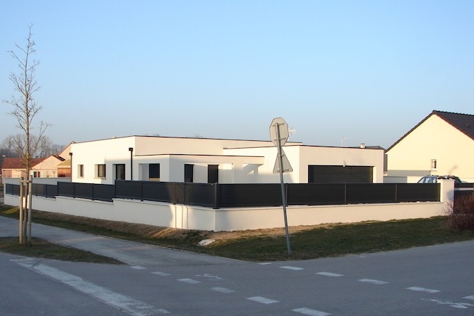 Maison contemporaine de plain-pied livrée